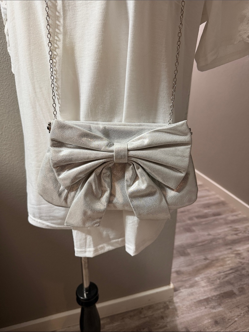 Elegant Silver Bow Crossbody Bag for Women